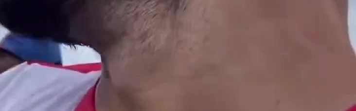 B体育官方入口-正在气头上😤奥纳纳输球后郁闷离场，球迷要合影遭粗暴推开