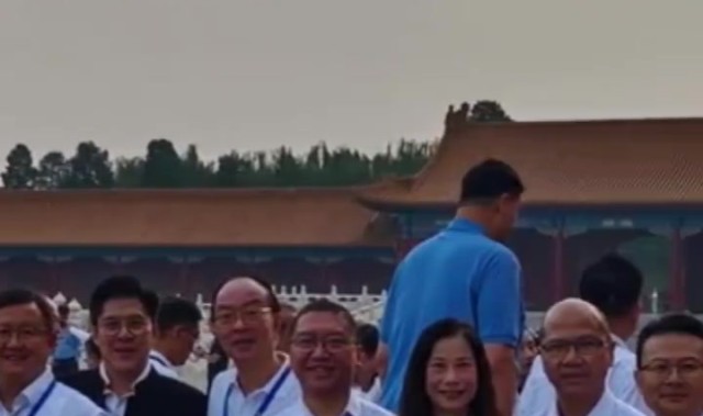 B体育官网-姚明现身九三阅兵观礼席 与霍启刚并肩而立显瞩目身姿